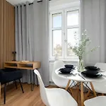 Daire Yellow In With Air Conditioning And Desk For Remote Work By Renters