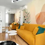 Daire Yellow In With Air Conditioning And Desk For Remote Work By Renters Poznan