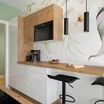 Daire Yellow In With Air Conditioning And Desk For Remote Work By Renters Poznan