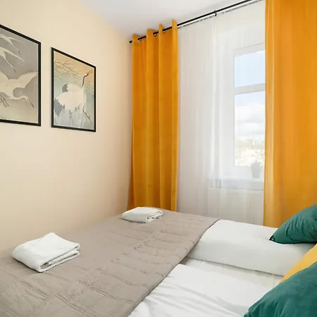 Daire Yellow In With Air Conditioning And Desk For Remote Work By Renters Poznan