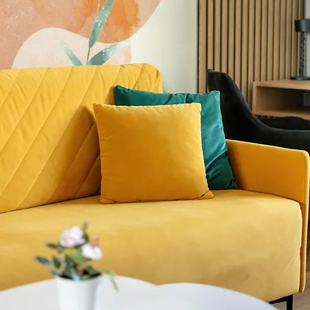 Yellow In With Air Conditioning And Desk For Remote Work By Renters شقة