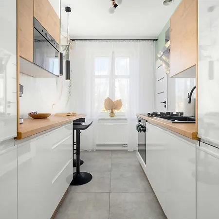 شقة Yellow In With Air Conditioning And Desk For Remote Work By Renters