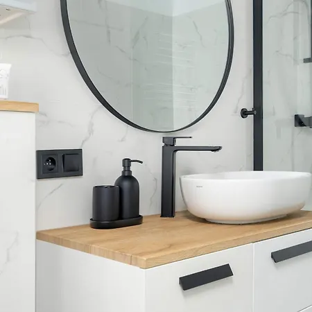 شقة Yellow In With Air Conditioning And Desk For Remote Work By Renters *