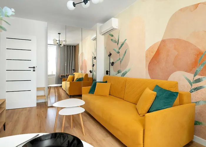 公寓 Yellow In With Air Conditioning And Desk For Remote Work By Renters 波兹南