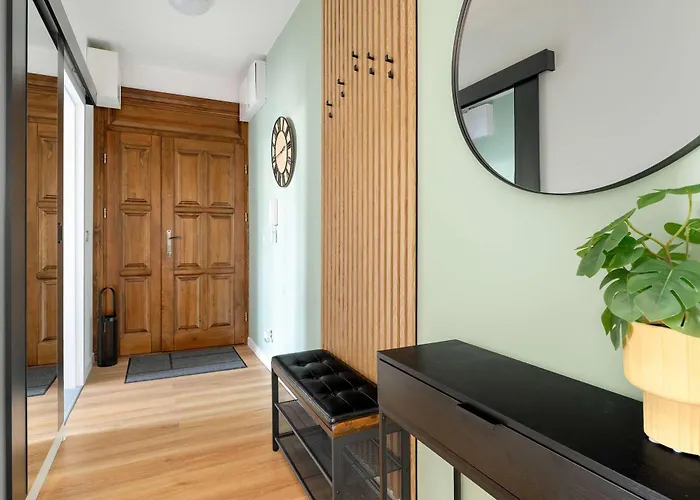 Yellow In With Air Conditioning And Desk For Remote Work By Renters 公寓 *