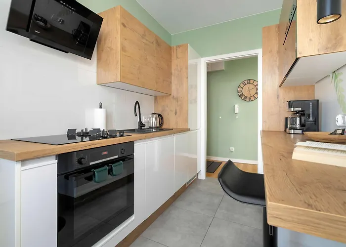 Yellow In With Air Conditioning And Desk For Remote Work By Renters * Poznań