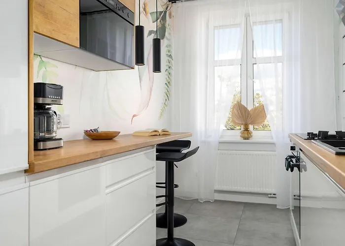 Yellow In With Air Conditioning And Desk For Remote Work By Renters * Poznań