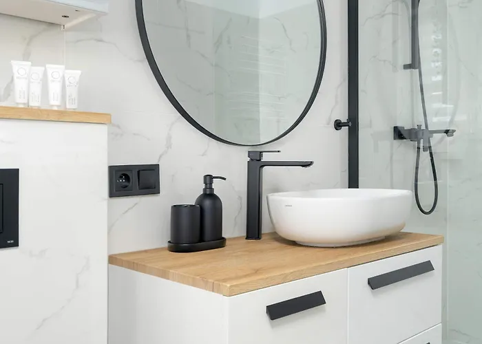 公寓 Yellow In With Air Conditioning And Desk For Remote Work By Renters *