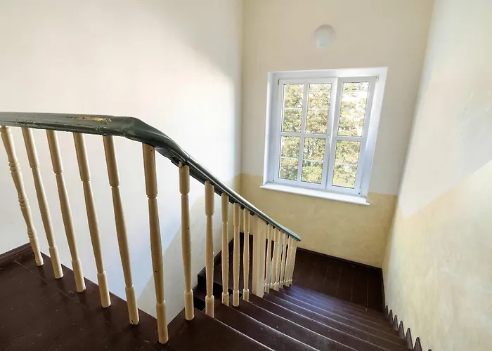 公寓 Yellow In With Air Conditioning And Desk For Remote Work By Renters 波兹南